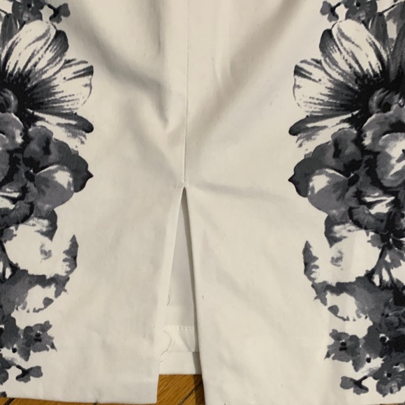 Express Monochrome Floral Pencil Skirt - Picture 4 of 6